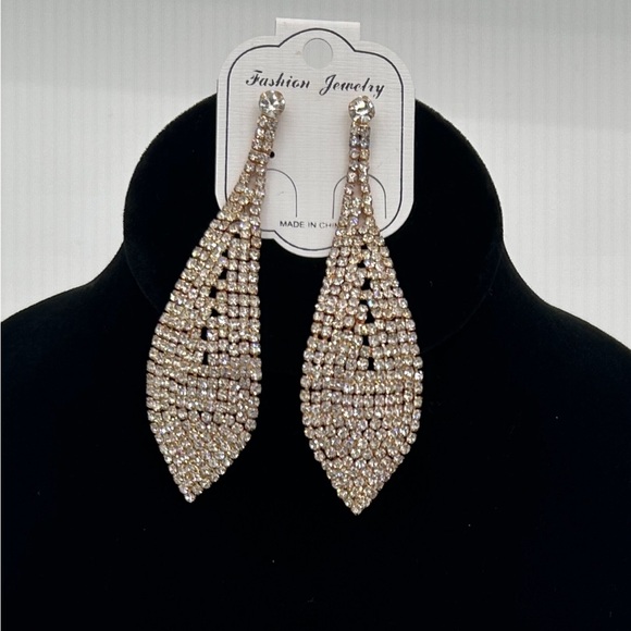 ✨🎊✨ GORGEOUS VERY SPARKLY DROP EARRINGS NWT - Picture 5 of 5